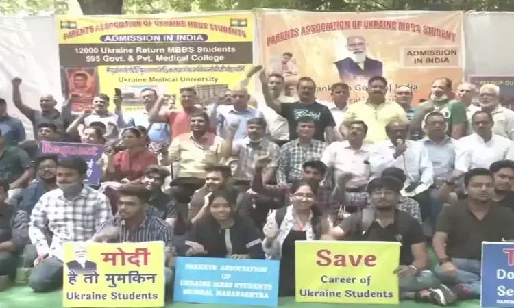 Ukraine Returned MBBS Students Congregate At Jantar Mantar, Seek Admission To Indian Institutes